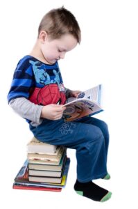 criança superdotada lendo livros