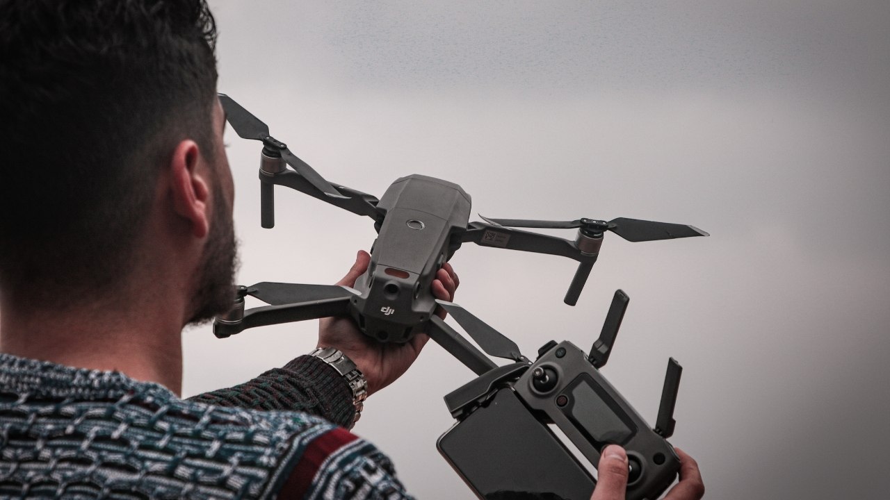 quanto ganha um piloto de drone profissional